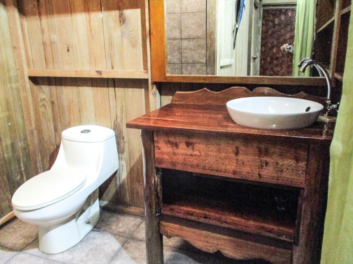 Hotel Kangaroo Y Restaurante Rio Dulce Town Dış mekan fotoğraf