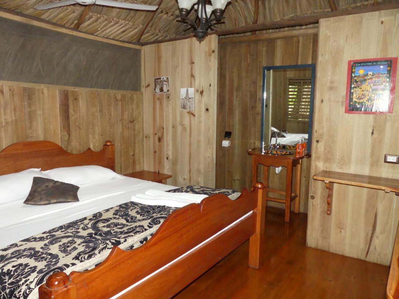 Hotel Kangaroo Y Restaurante Rio Dulce Town Dış mekan fotoğraf