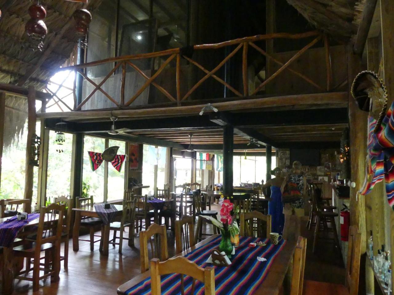 Hotel Kangaroo Y Restaurante Rio Dulce Town Dış mekan fotoğraf