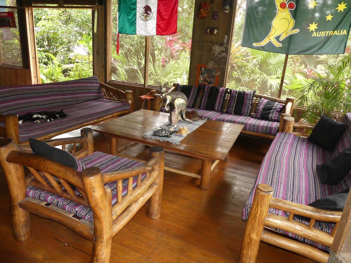Hotel Kangaroo Y Restaurante Rio Dulce Town Dış mekan fotoğraf