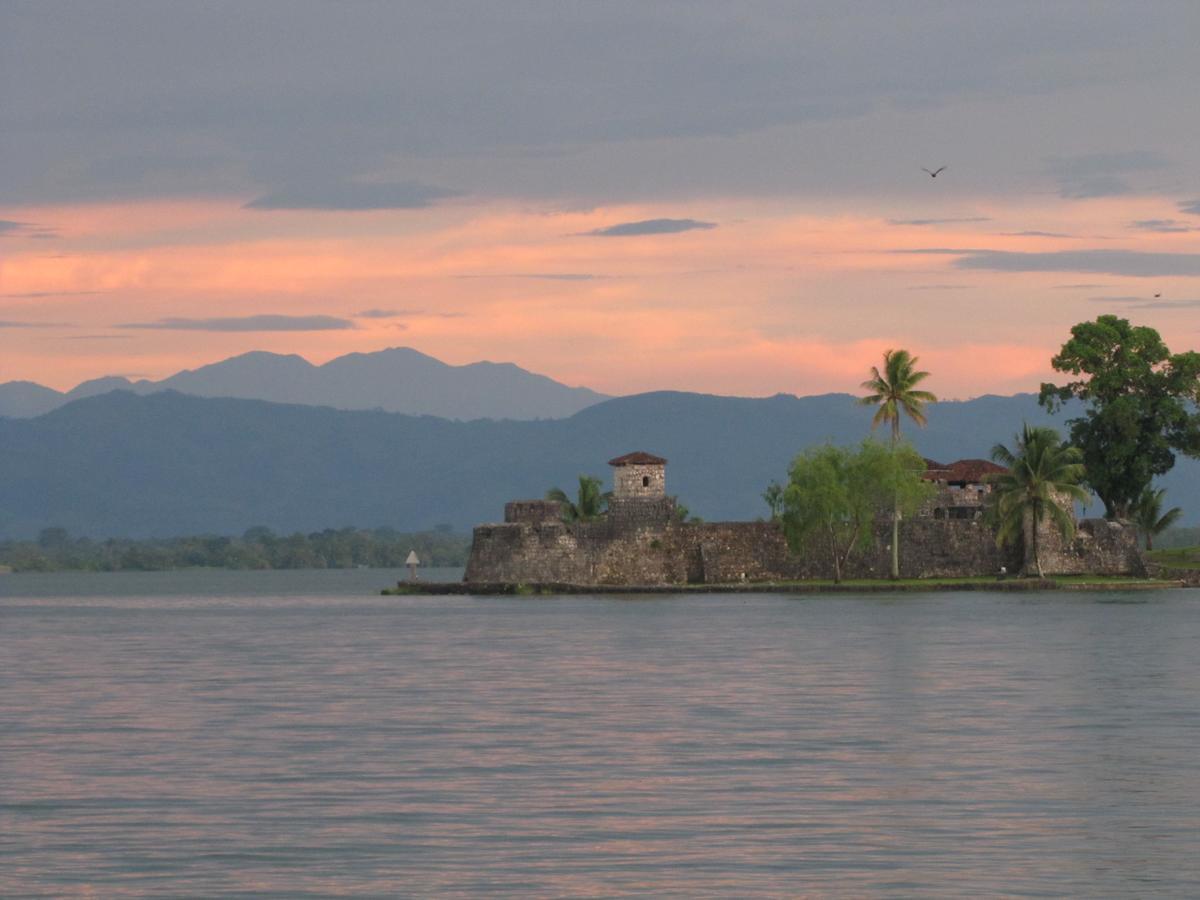 Hotel Kangaroo Y Restaurante Rio Dulce Town Dış mekan fotoğraf