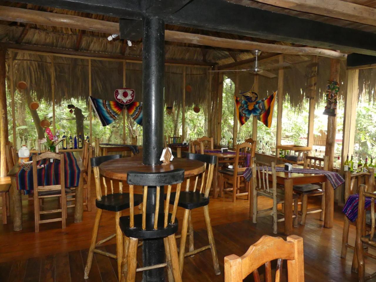 Hotel Kangaroo Y Restaurante Rio Dulce Town Dış mekan fotoğraf