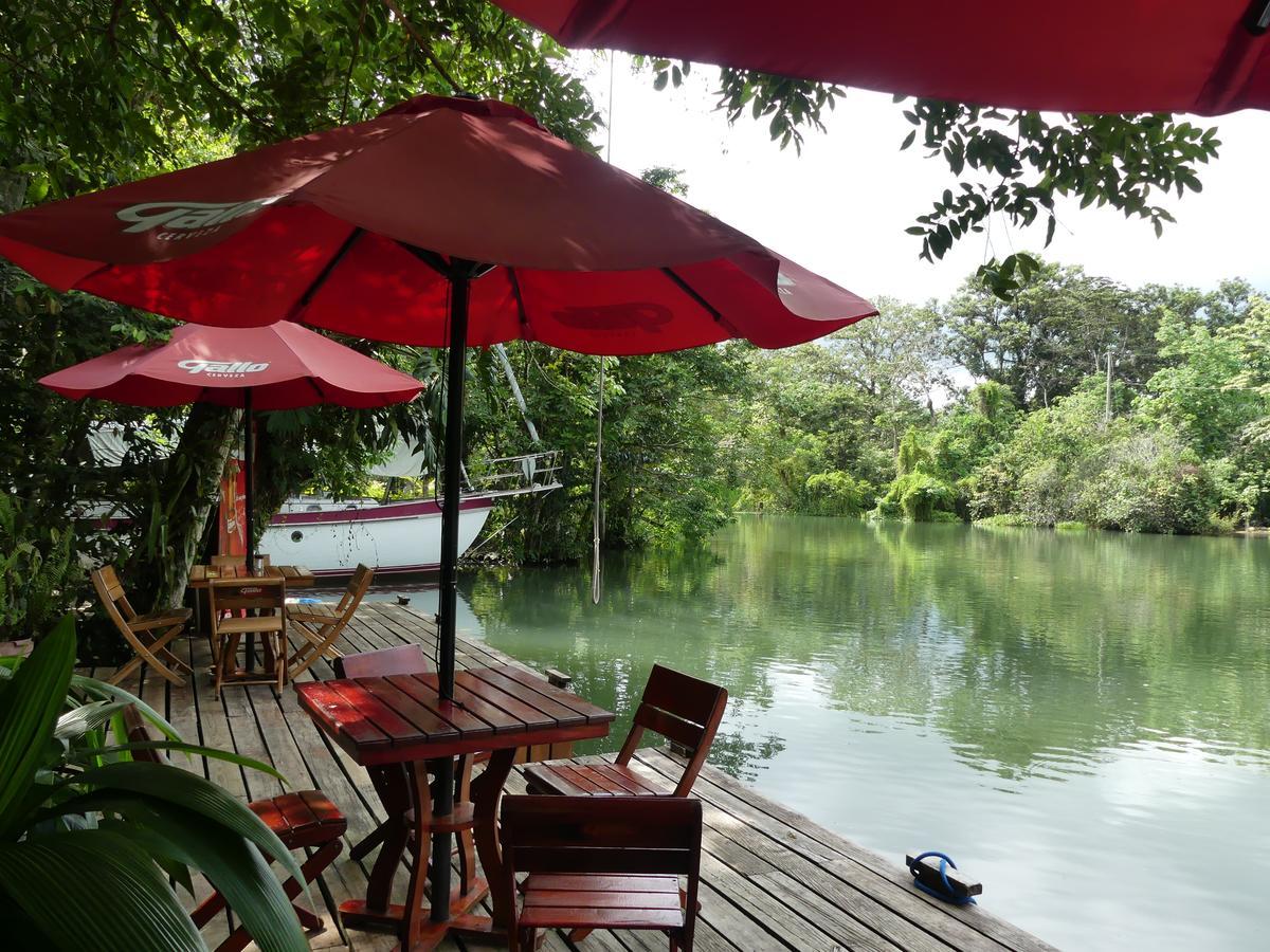 Hotel Kangaroo Y Restaurante Rio Dulce Town Dış mekan fotoğraf