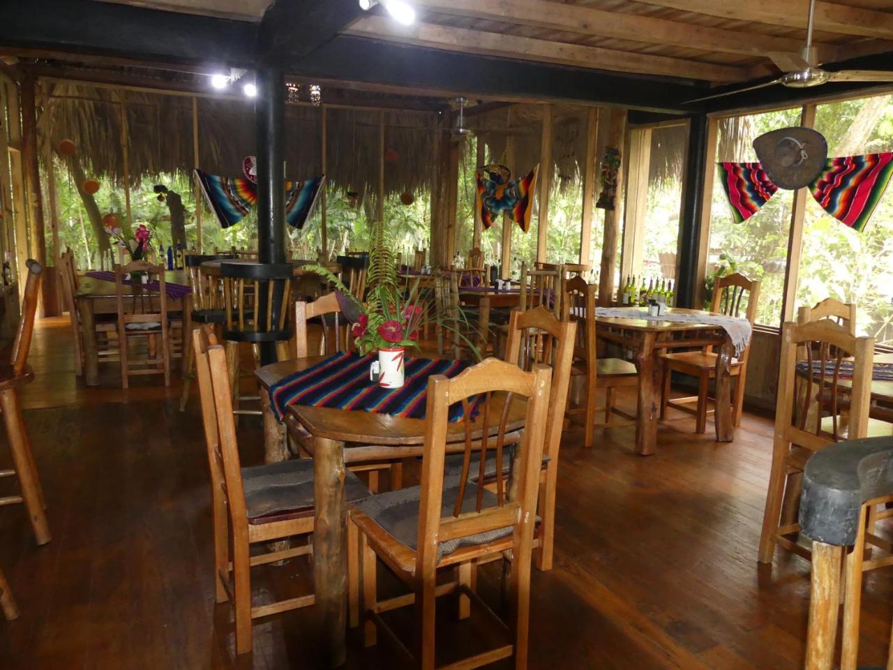 Hotel Kangaroo Y Restaurante Rio Dulce Town Dış mekan fotoğraf