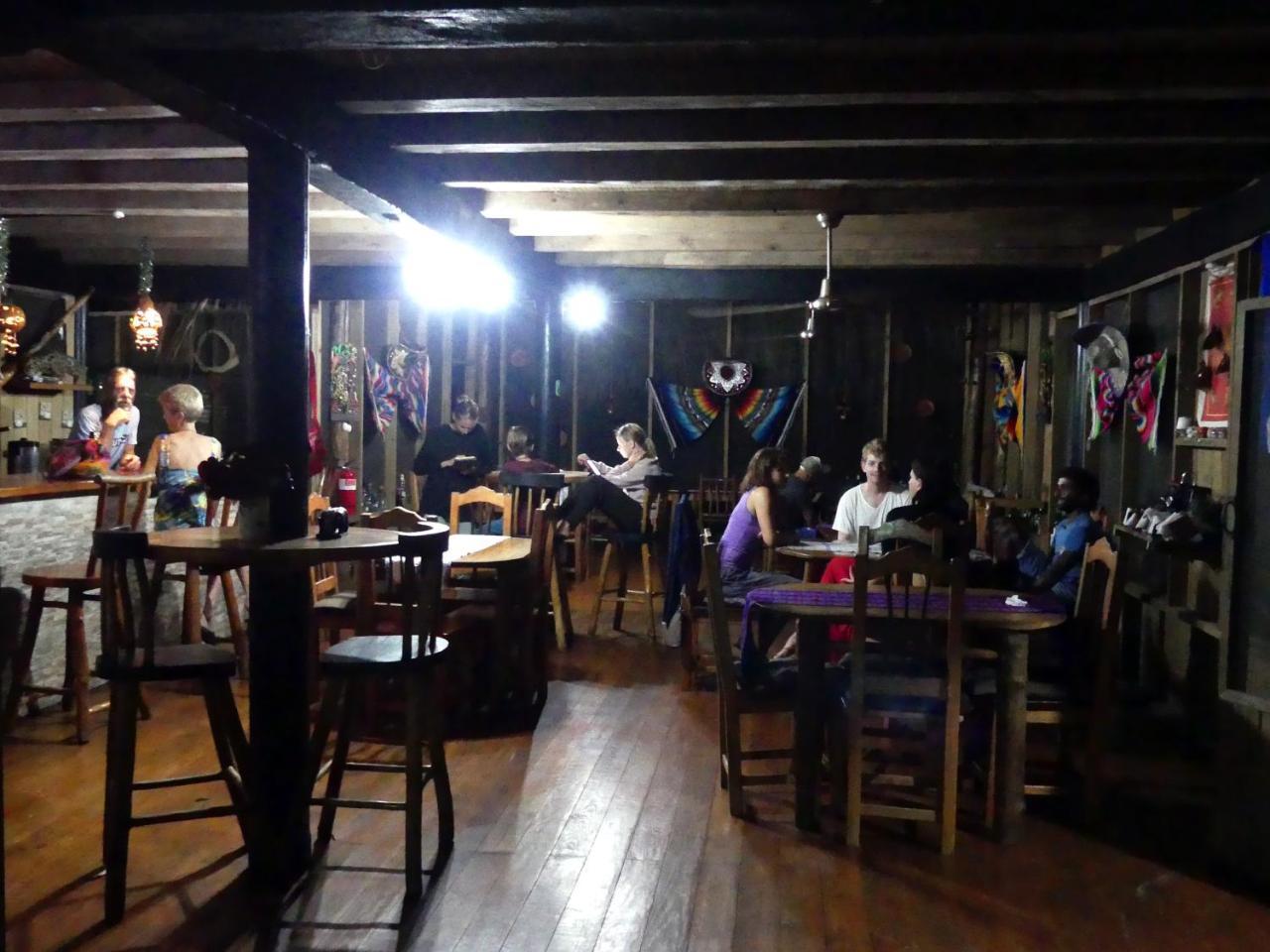 Hotel Kangaroo Y Restaurante Rio Dulce Town Dış mekan fotoğraf