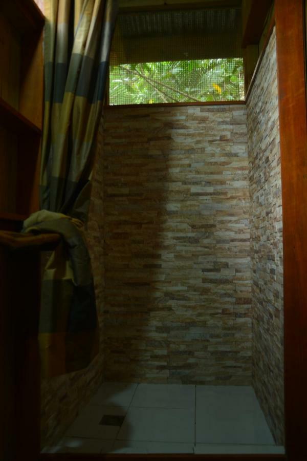 Hotel Kangaroo Y Restaurante Rio Dulce Town Dış mekan fotoğraf