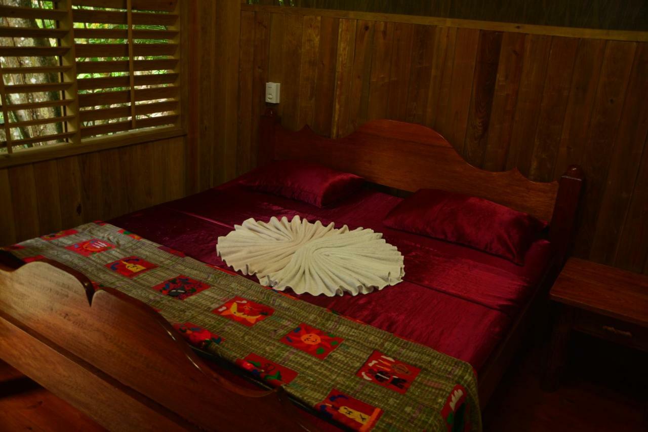 Hotel Kangaroo Y Restaurante Rio Dulce Town Dış mekan fotoğraf