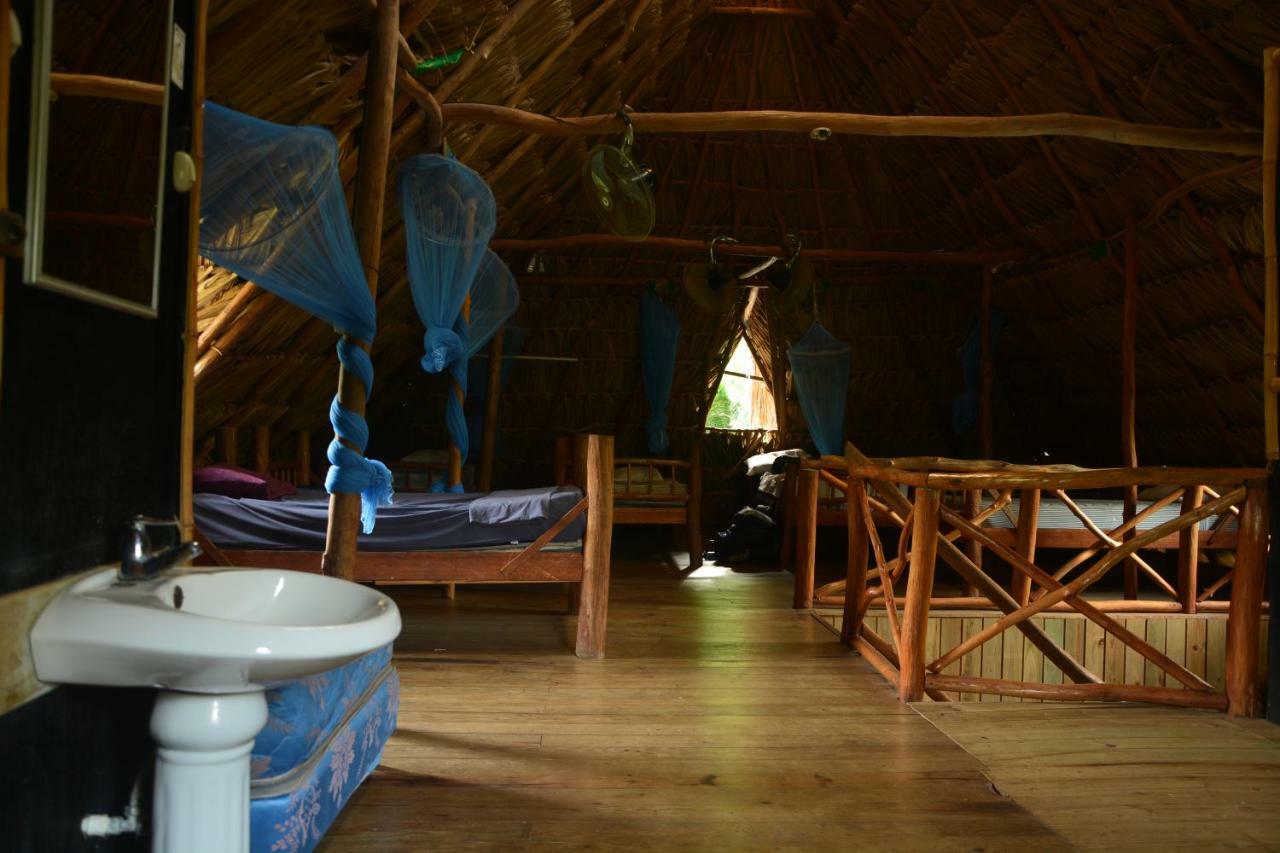 Hotel Kangaroo Y Restaurante Rio Dulce Town Dış mekan fotoğraf