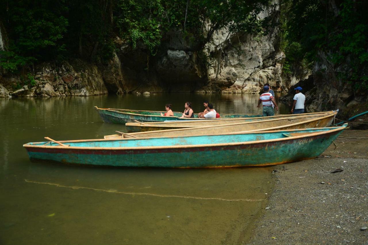 Hotel Kangaroo Y Restaurante Rio Dulce Town Dış mekan fotoğraf